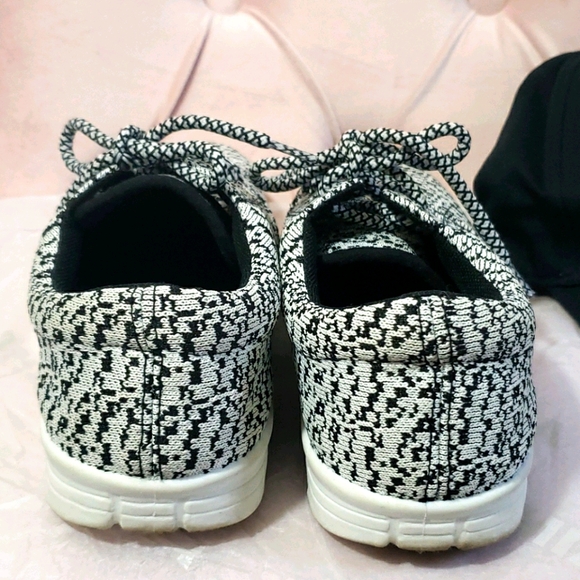 Mia Turin Women's Size 6.5 Sneakers - Picture 4 of 8